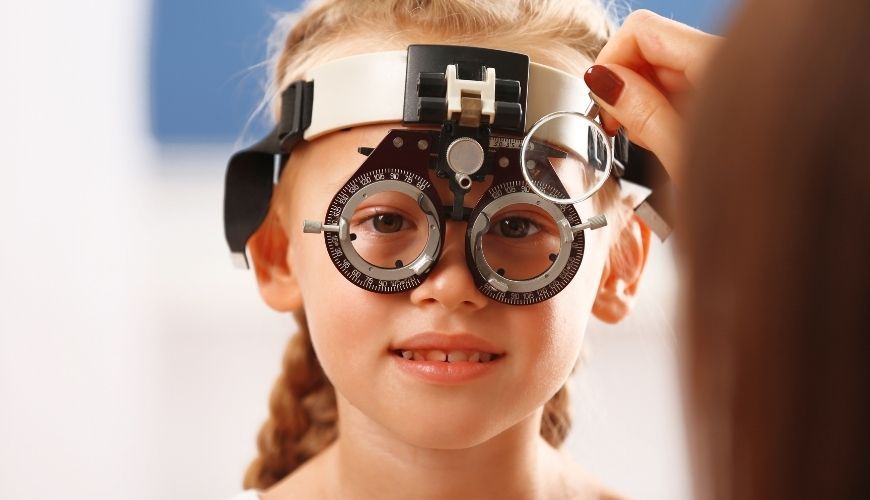Sessió d'oftalmologia a una nena