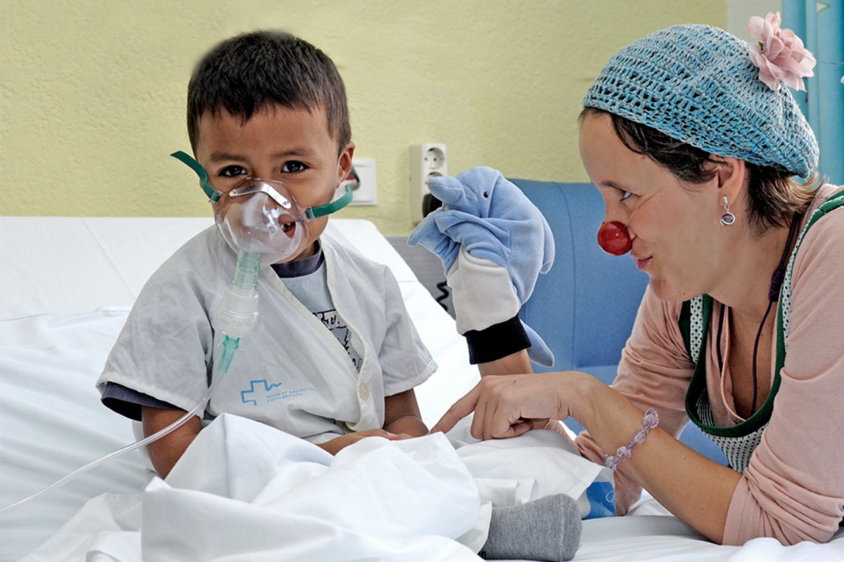 Voluntaria amb un pacient infantil