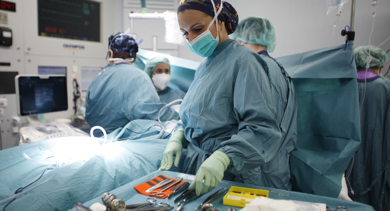 Infermera quirúrgica al Bloc Quirúrgic de l'Hospital General de Vall d'Hebron