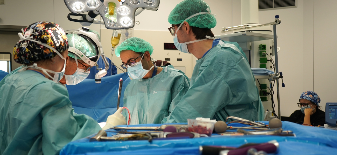 Quiròfan de l'Hospital de Traumatologia durant una operació a un lesionat medul·lar agut