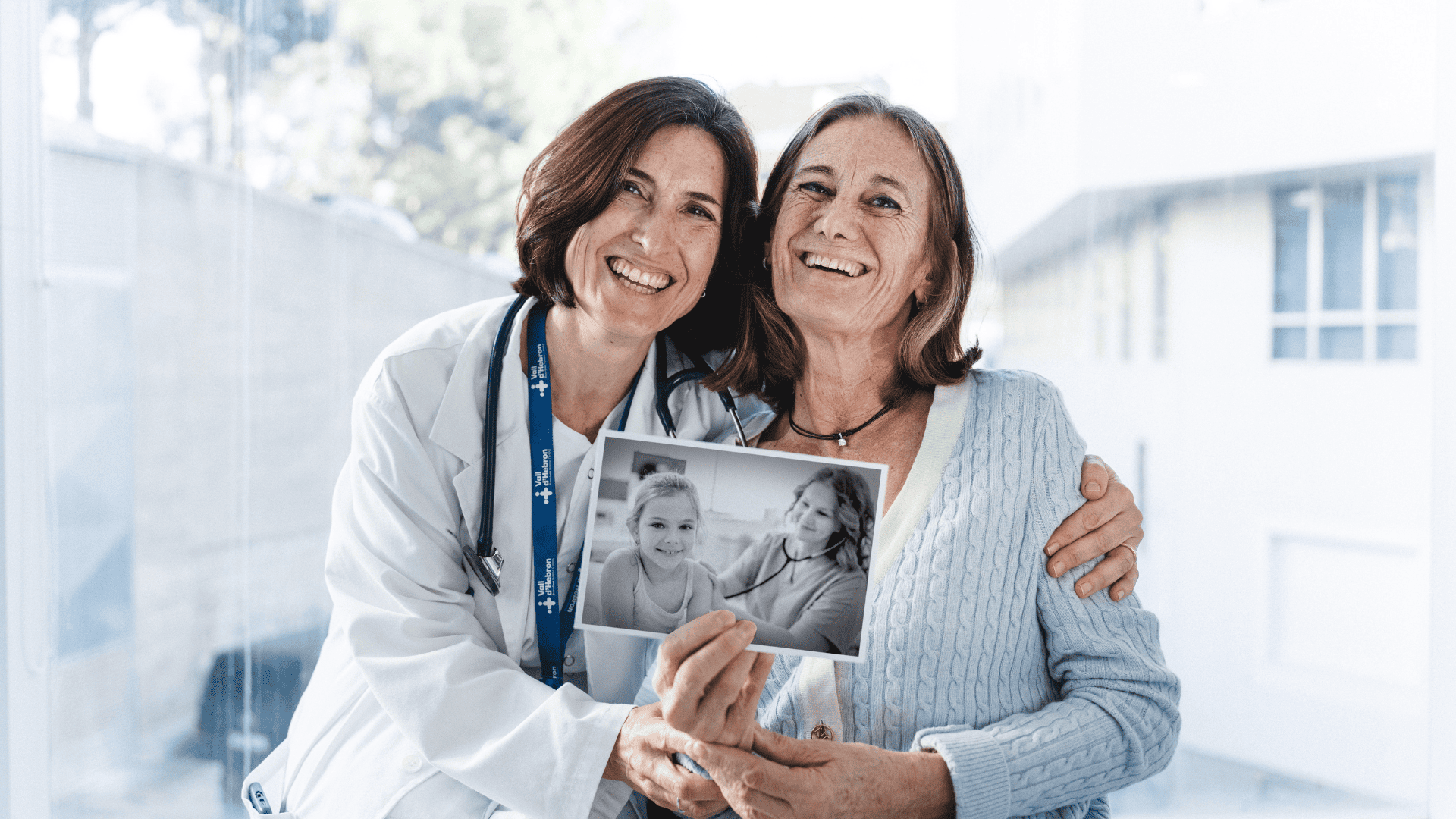 Metgessa i pacient revisant una fotografia antiga