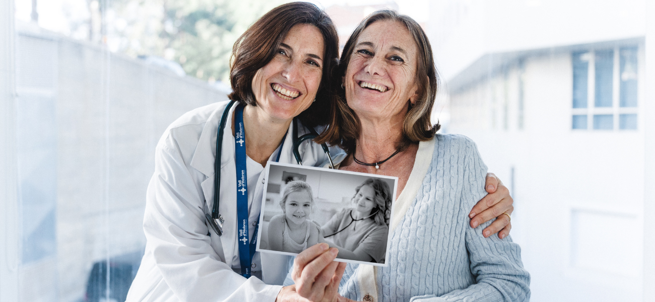 Metgessa i pacient revisant una fotografia antiga