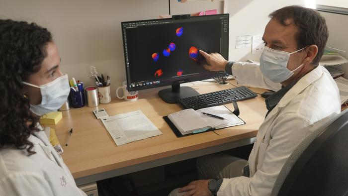 Investigadors observant cèl·lules tumorals
