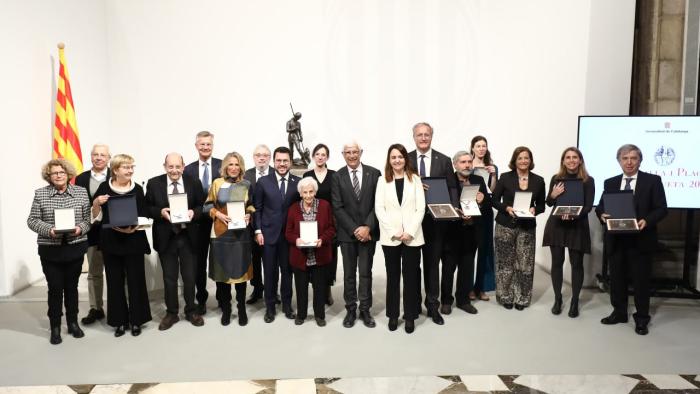 Foto de família dels guardonats amb les medalles i plaques Josep Trueta.