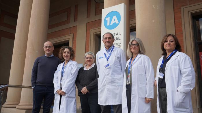 El Dr. Albert Salazar, MªÀngels Barba i Montse Martínez amb els responsables de la UAB