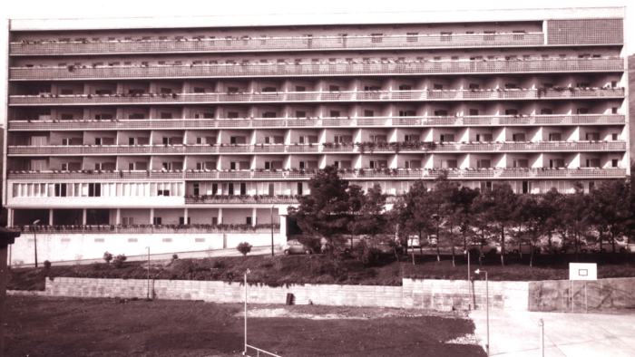 Fotografia històrica de l'any 1966 de l'edifici de l'Escola d'Infermeria