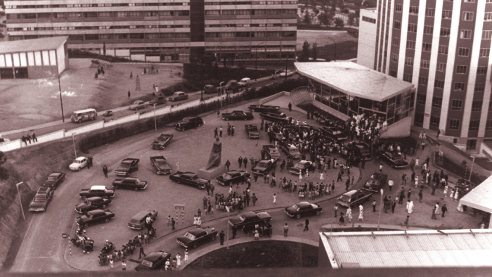 Fotografía histórica de la entrada de la Clínica Maternal el día de su inauguración