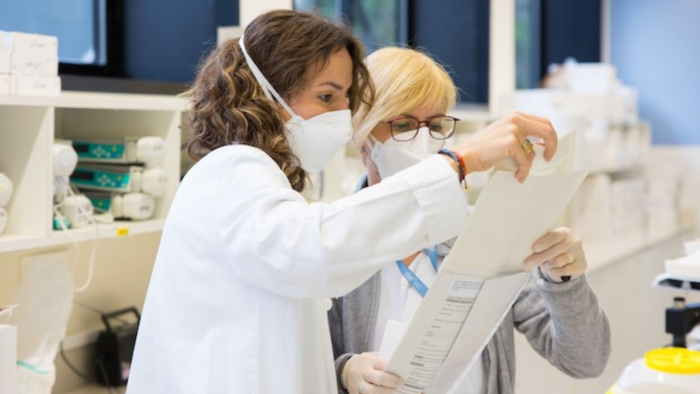 Professionals from the Vall d'Hebron Medical Oncology Department consulting a report