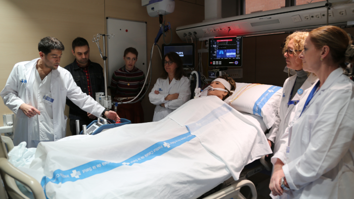 Professionals from Vall d'Hebron accompanying Audrey during a visit to the ICU of Vall d'Hebron