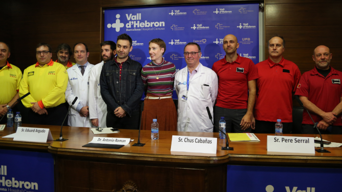 L'Audrey acompanyada del seu marit amb l'equip assistencial de Vall d'Hebron, bombers i el SEM