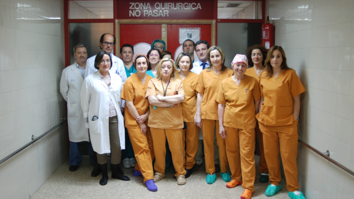 Equip de professionals que va realitzar el trasplantament de budell davant de la zona quirúrgica