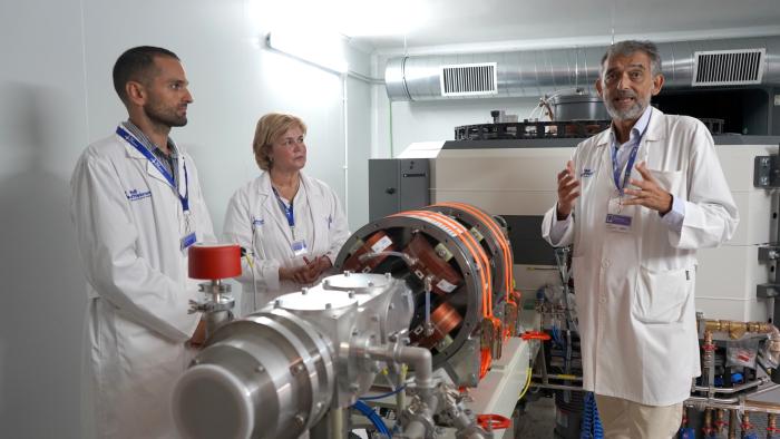 Dr. David Sánchez, Dra. Cristina Gámez i Dr. Manel Escobar amb el ciclotró