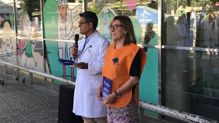 Dr. Ramos-Quiroga llegint el manfiest
