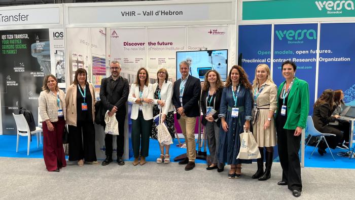 Autoritats a l'estand del VHIR
