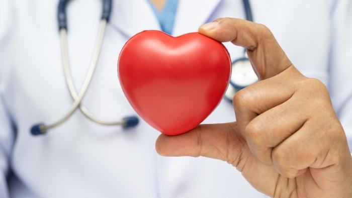 Doctor amb un cor a la mà
