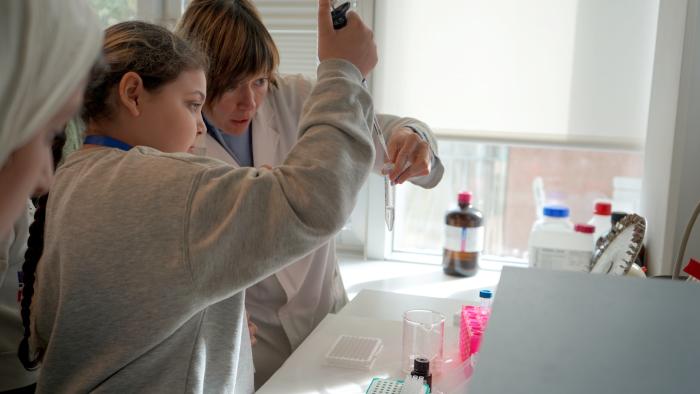 Dra. Cristina Solé i nena al laboratori