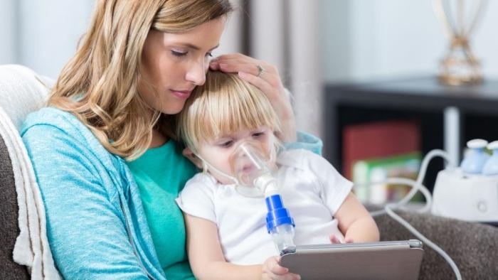 Una mare i el seu fill amb fibrosi quística