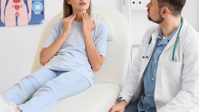 Adolescent amb molèstia a la gola