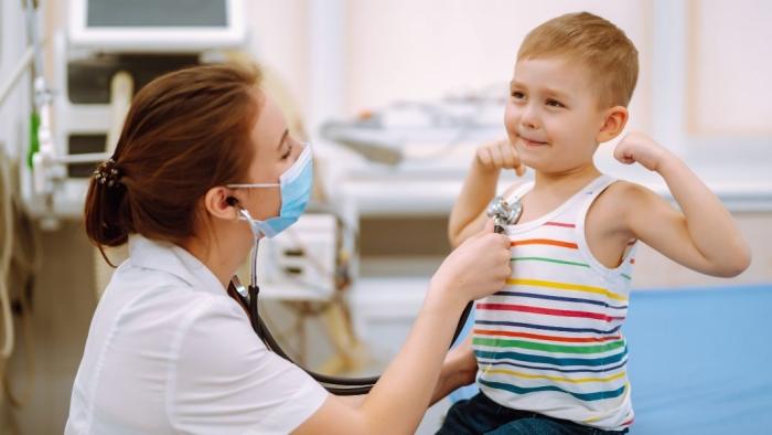 Nen amb una infermera