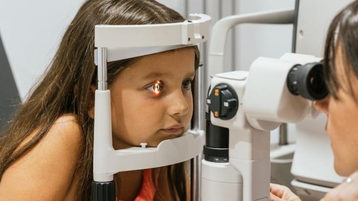 Nena fent una revisió oftalmològica