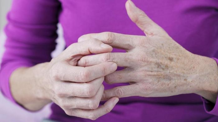 Dona amb mal a les mans