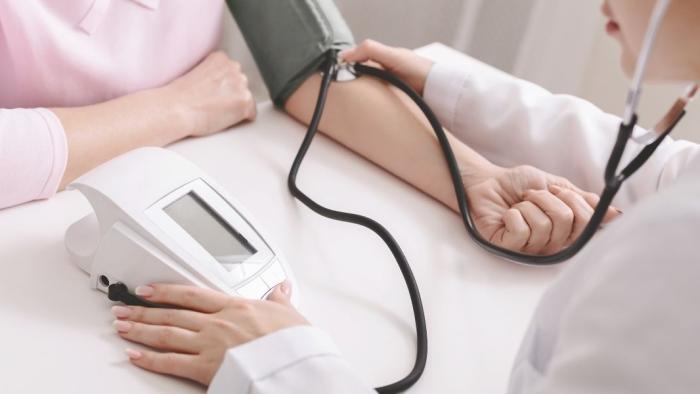 Mesurar la tensió a un pacient