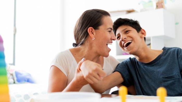 Mare amb el seu fill amb paràlisi cerebral