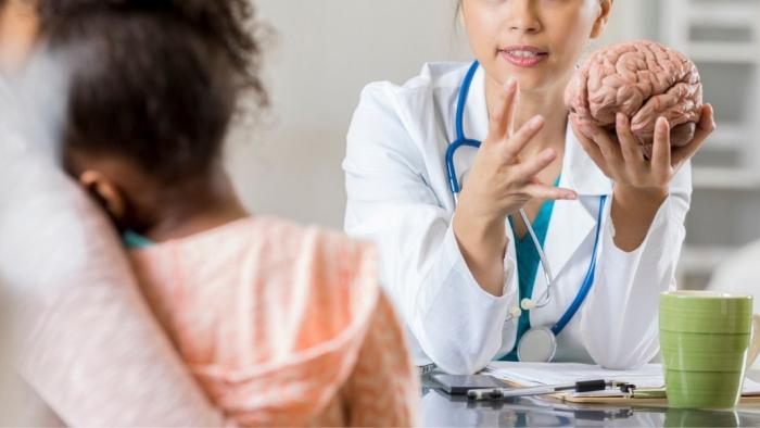 Neurologa amb pacient