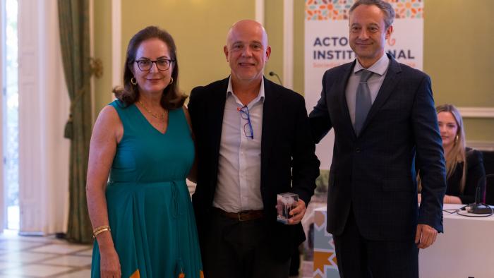 Dr. Jaume Sastre Garriga receiving the award