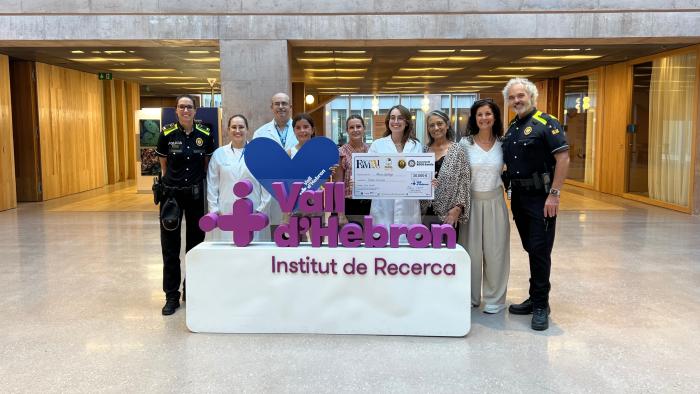 Entrega del xec de Policías x Valientes