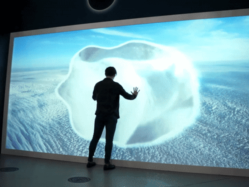 Pantalla interactiva embaràs exposició 70 anys Vall d'Hebron