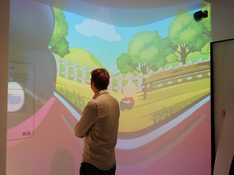 Visitant interactuant amb l'experiència d'infància i adolescència