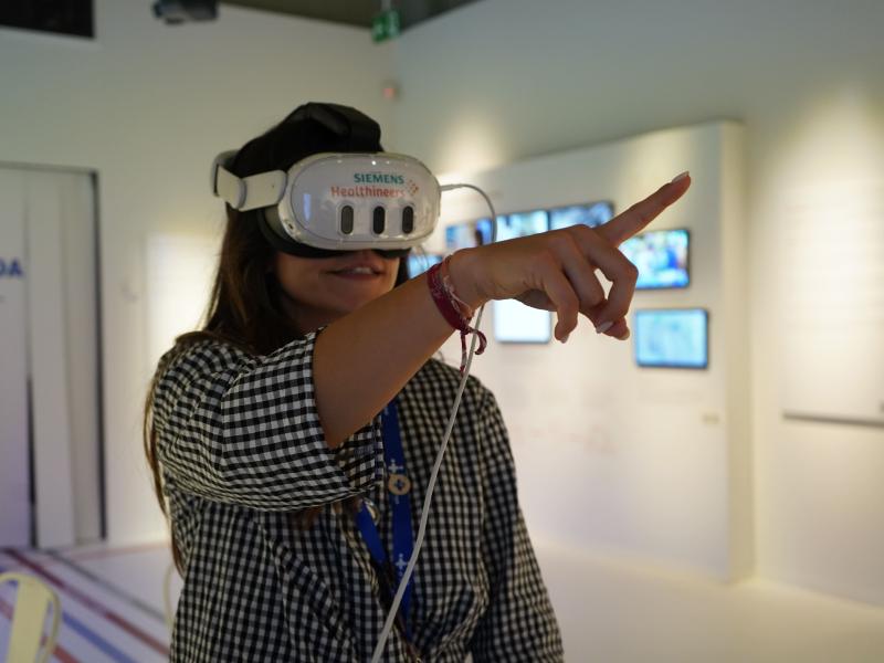 Visitant interactuant amb l'experiència de neurociències i ictus