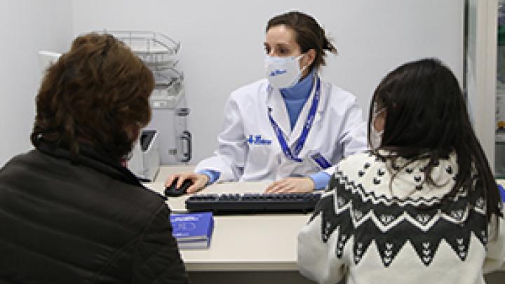 Consulta mèdica pacient i acompanyant