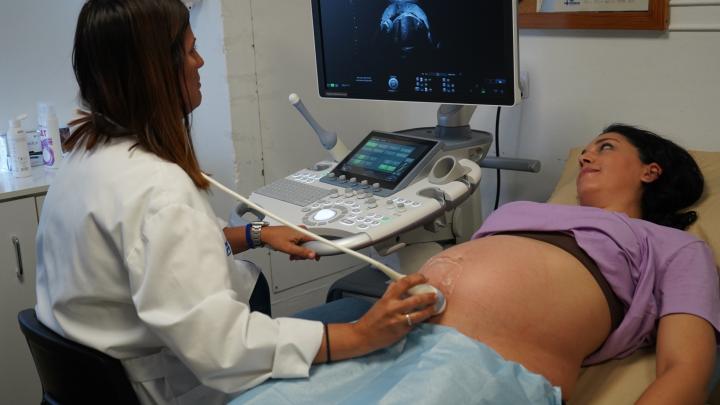 Dra. Maria Goya fent una ecografia a una pacient