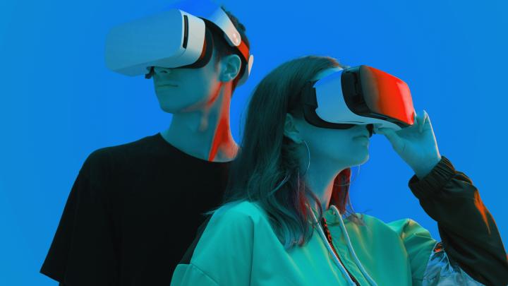 Persones utilitzant ulleres virtuals a l'exposició dels 70 anys de Vall d'Hebron