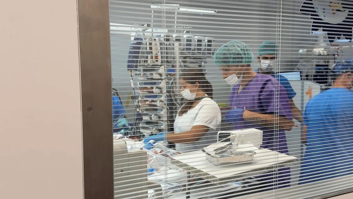 Infermeres de l'àrea de crítics durant una intervenció quirúrgica