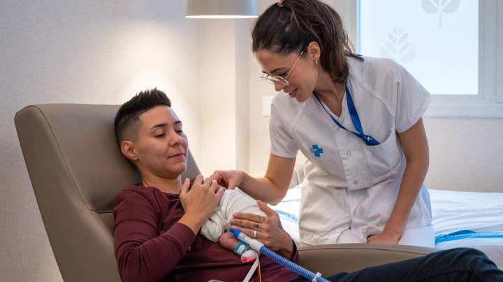 Infermera hospitalització realitzant una cura a un pacient