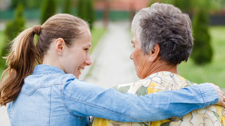 Dona amb una persona gran