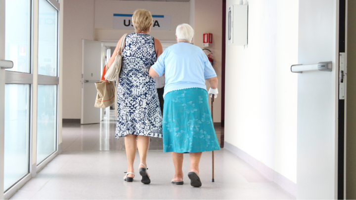 Persona gran passejant
