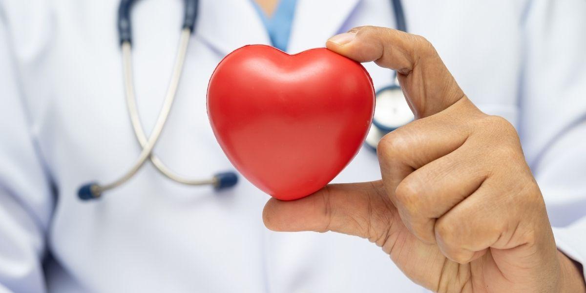 Doctor amb un cor a la mà