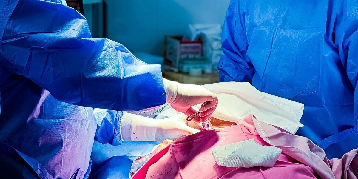 Dos cirurgians fent una biòpsia renal