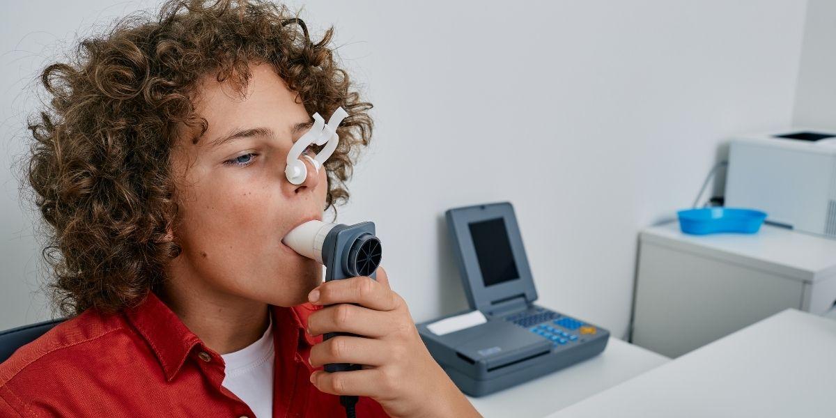 Dona fent una espirometria simple