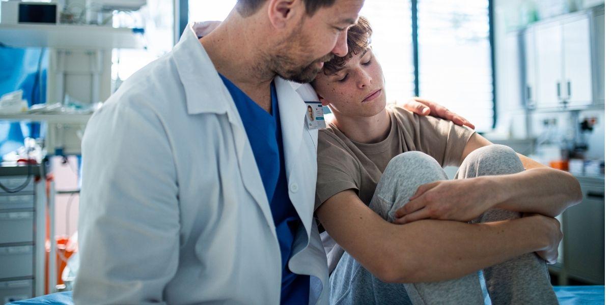 Adolescent acompanyat d'un doctor