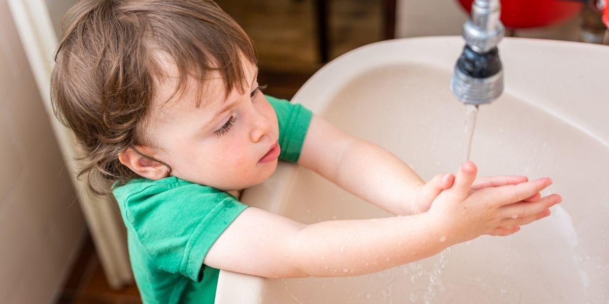 Nen rentant-se les mans