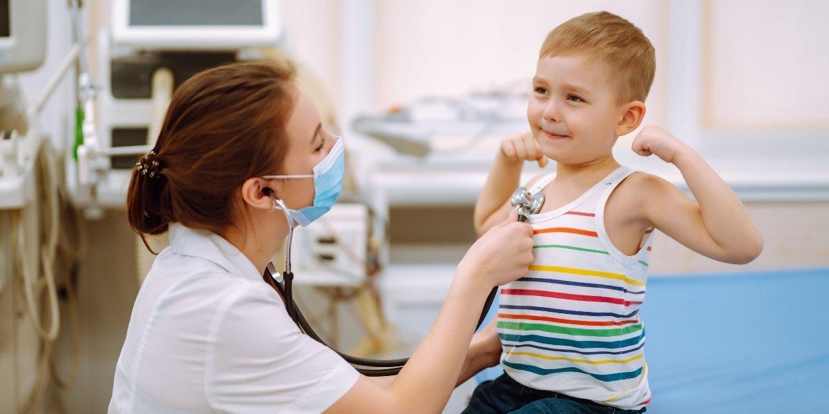 Nen amb una infermera