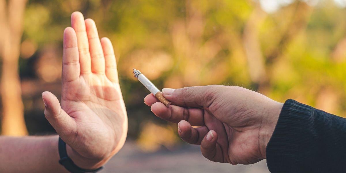 Persona rebutjant una cigarreta