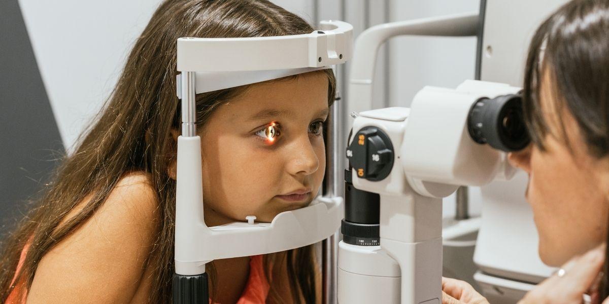 Nena fent una revisió oftalmològica