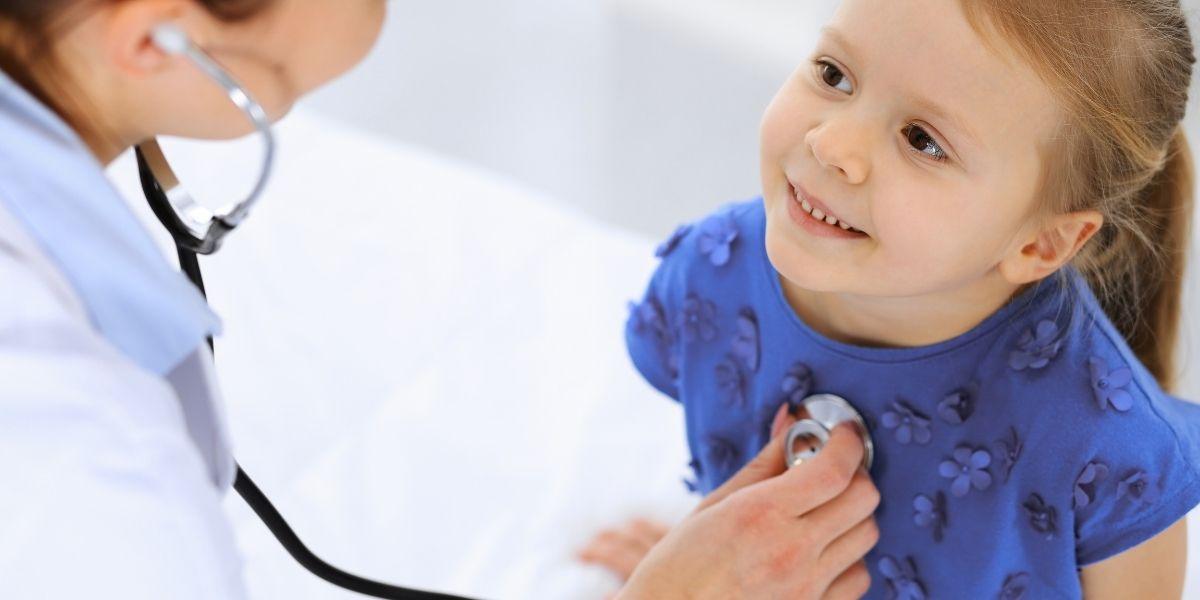 Doctora oscultant una nena