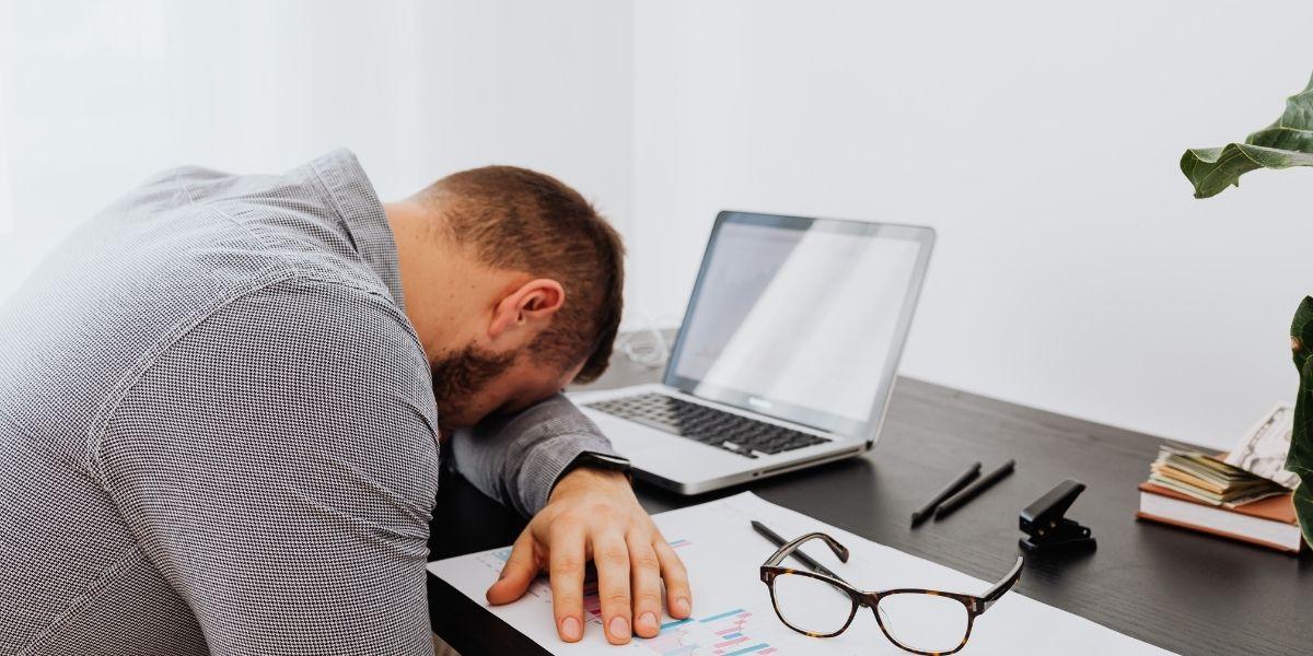 Home amb fatiga a la feina